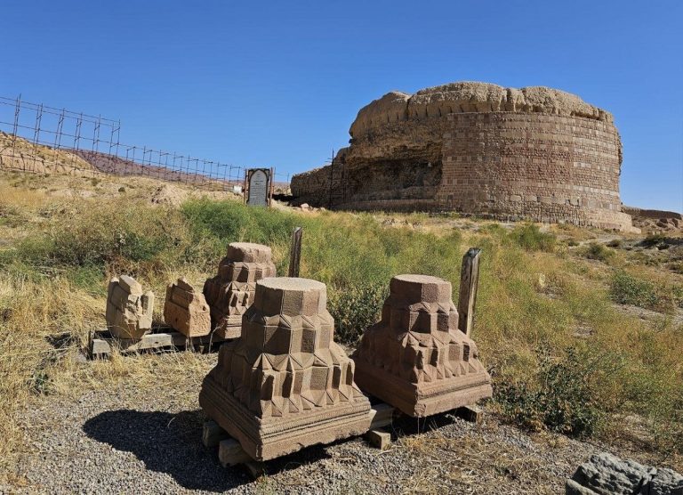 بنای ربع رشیدی شامل چه موسساتی بود؟