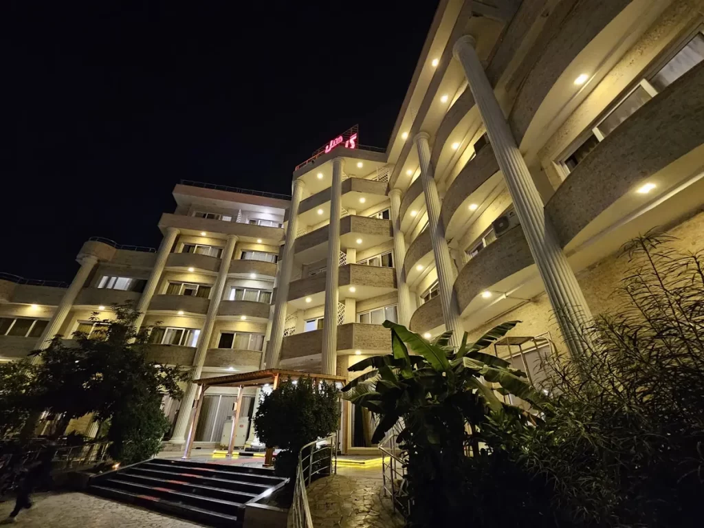 هتل گامبرون کیش در شب