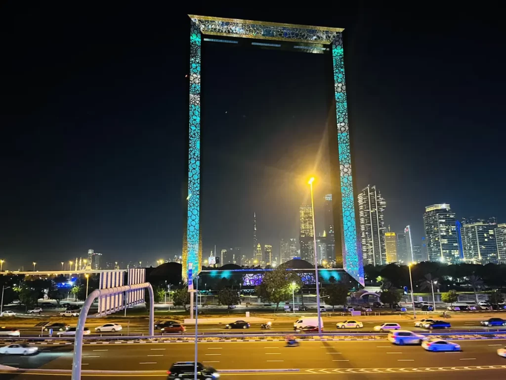 قاب دبی در شب