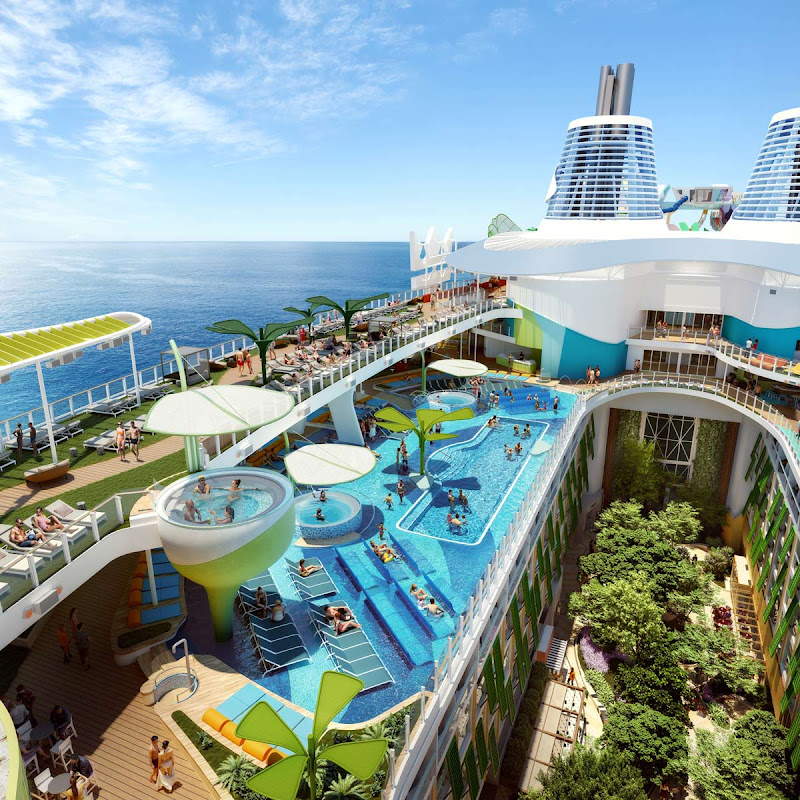 آیکون آو د سیـز (Icon of the Seas) در حال حرکت در دریا با نمایش پارک آبی و عرشههای تفریحی.
