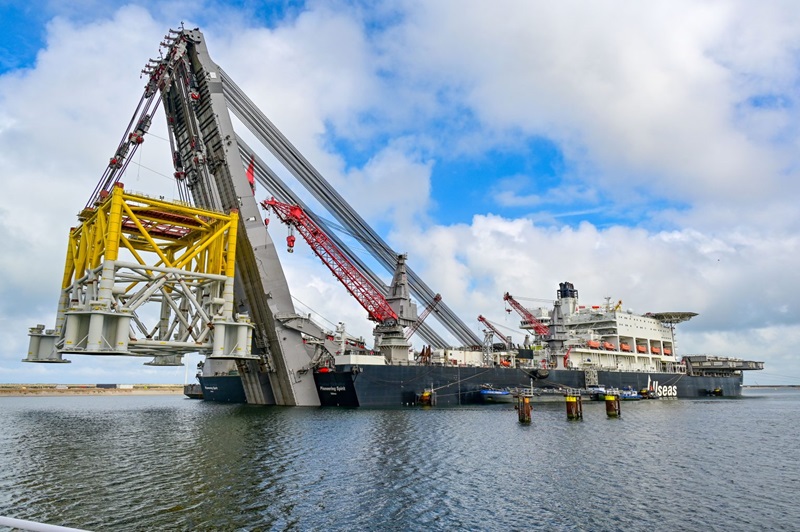 پایونیرینگ اسپیریت (Pioneering Spirit) در حال جابهجایی یا نصب یک سکوی نفتی عظیم.