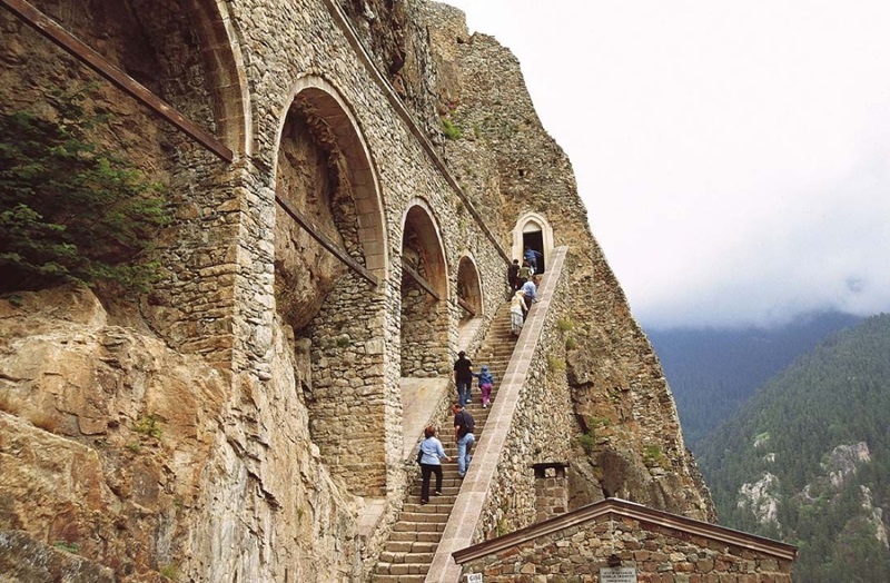 مسیر دسترسی صومعه سوملا و پله‌ها