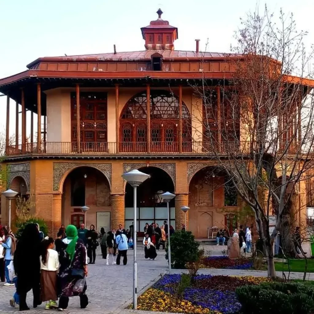 کاخ چهلستون (عمارت کلاهفرنگی)