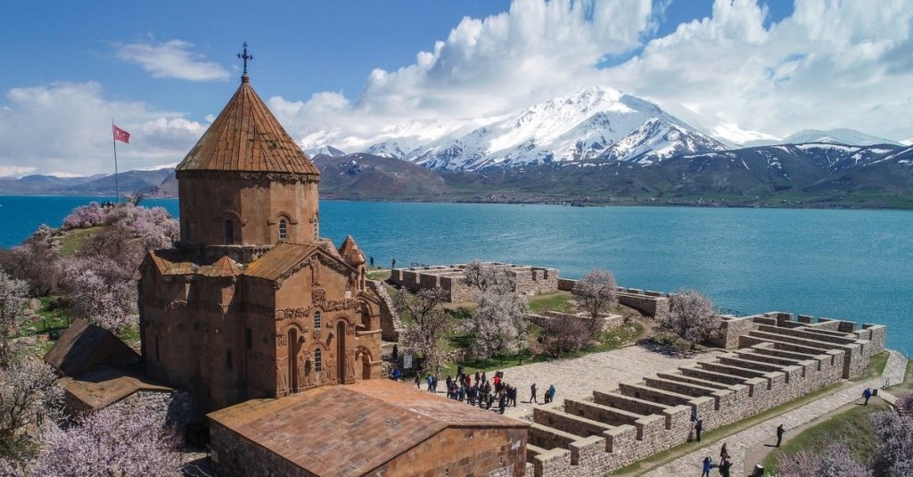 جزیره آختامار (Akdamar Island) با کلیسای معروفش