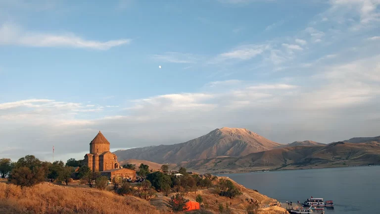 سفر به وان زمینی؛ تجربه‌ای متفاوت از مرز تا دریاچه وان