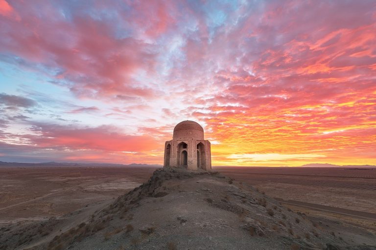 سیرجان کجاست؟ معرفی شهر سیرجان و جاذبه‌های آن در بزرگترین استان کشور