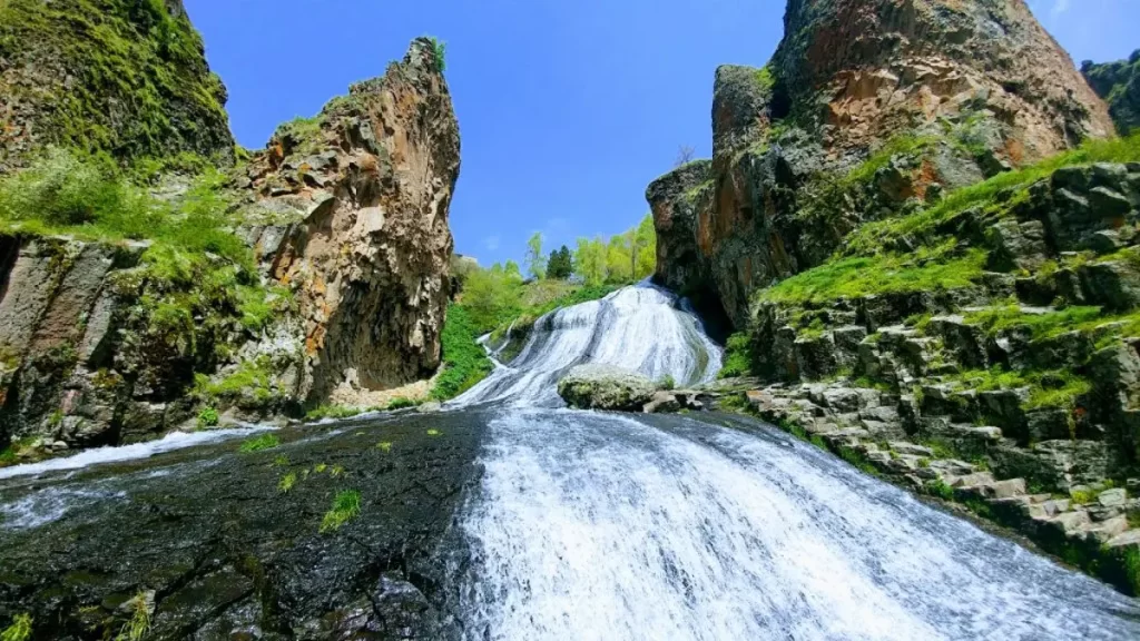 آبشار زیبا در ارمنستان