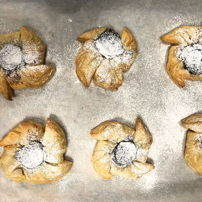 پختن شیرینی‌ها و نان‌های سنتی زمستانی