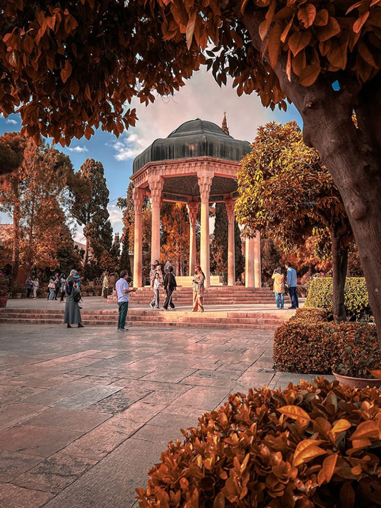 حافظیه در شیراز در پاییز