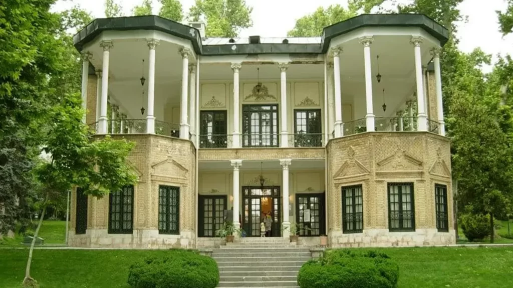 تهرانگردی در کاخ نیاوران با کرایه خودرو