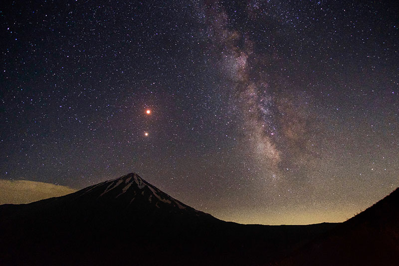 آسمان در شب کوه دماوند