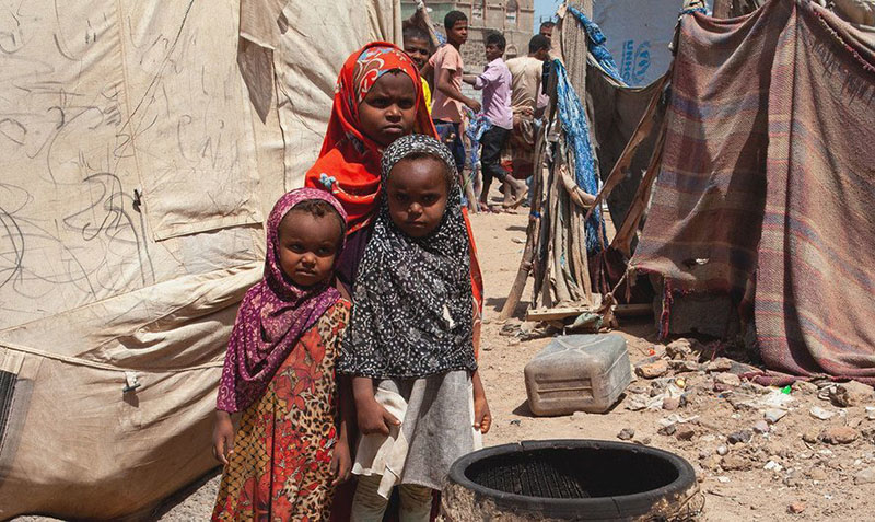 کودکان لاغر و گرسنه یمنی در کمپ آوارگان