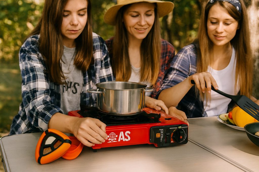 اجاق گاز از لوازم مورد نیاز دختران برای سفر به شمال