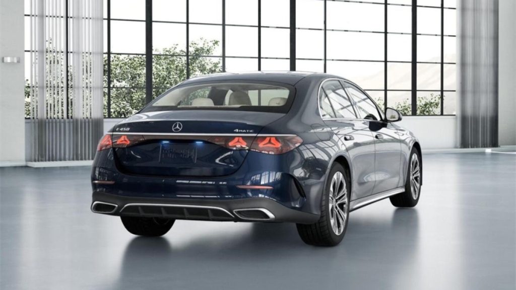 نمایی از صندوق و طراحی عقب بنز e200 مدل 2026